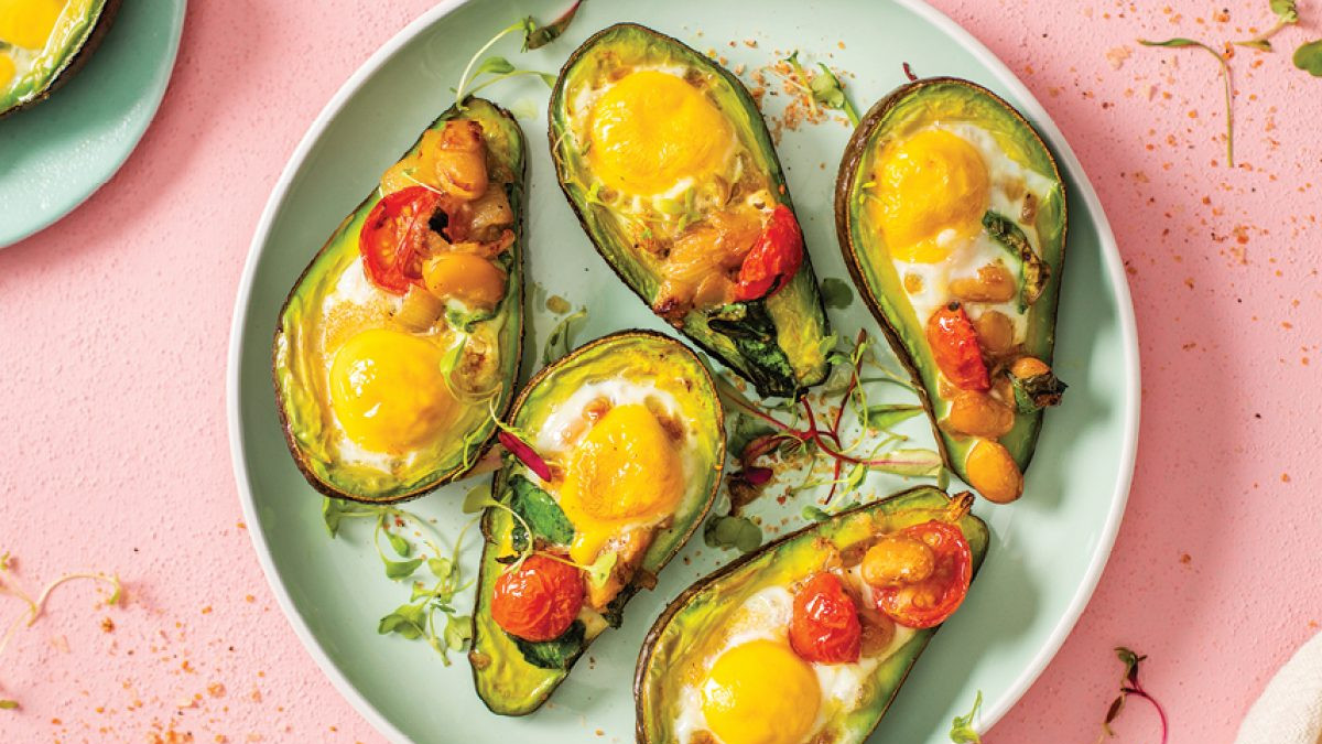 Grilled avocado<br>with egg and pesto sauce
