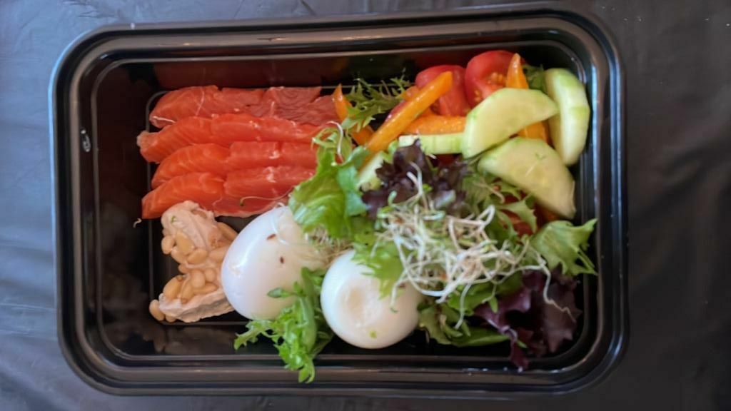 Poached egg with hollandaise sauce and salmon