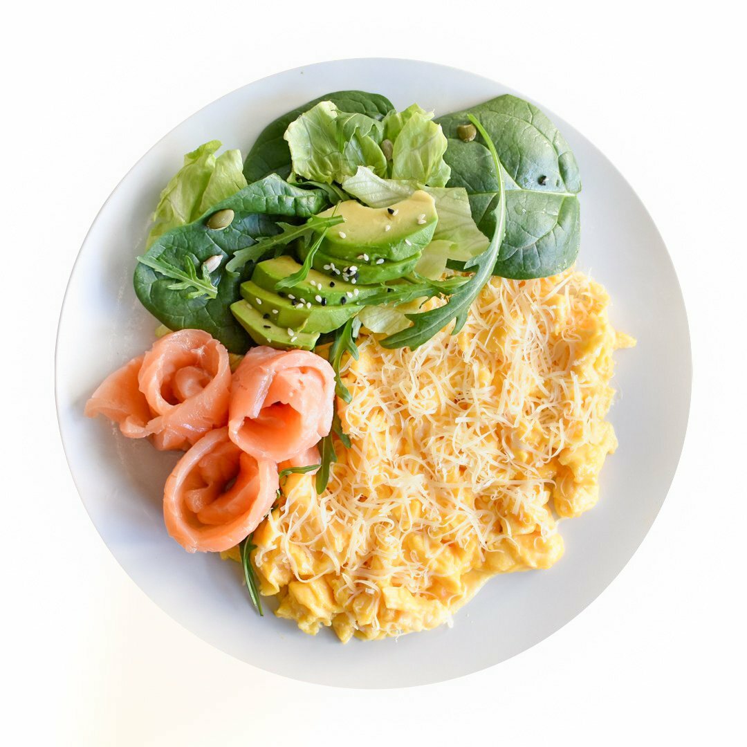 Scramble egg<br>with avocado and salmon