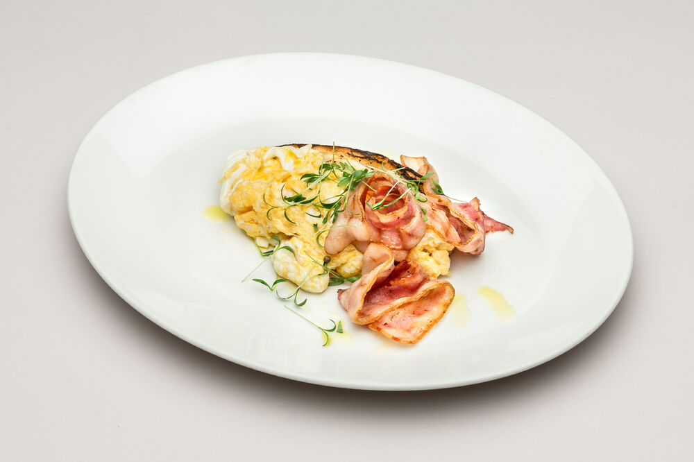 Scramble egg with bacon