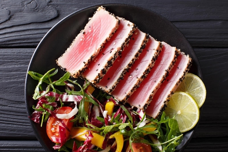 Tuna steak with lettuce