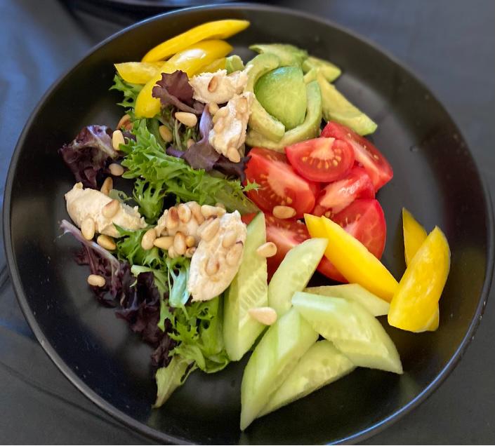 Vegetable salad<br>with avocado and nuts