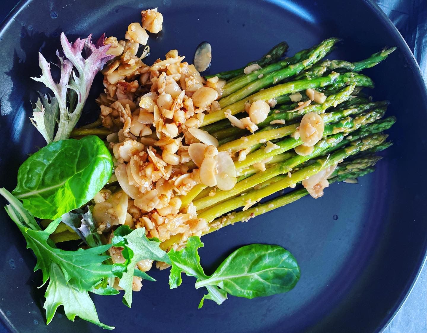 Asparagus with nut sauce