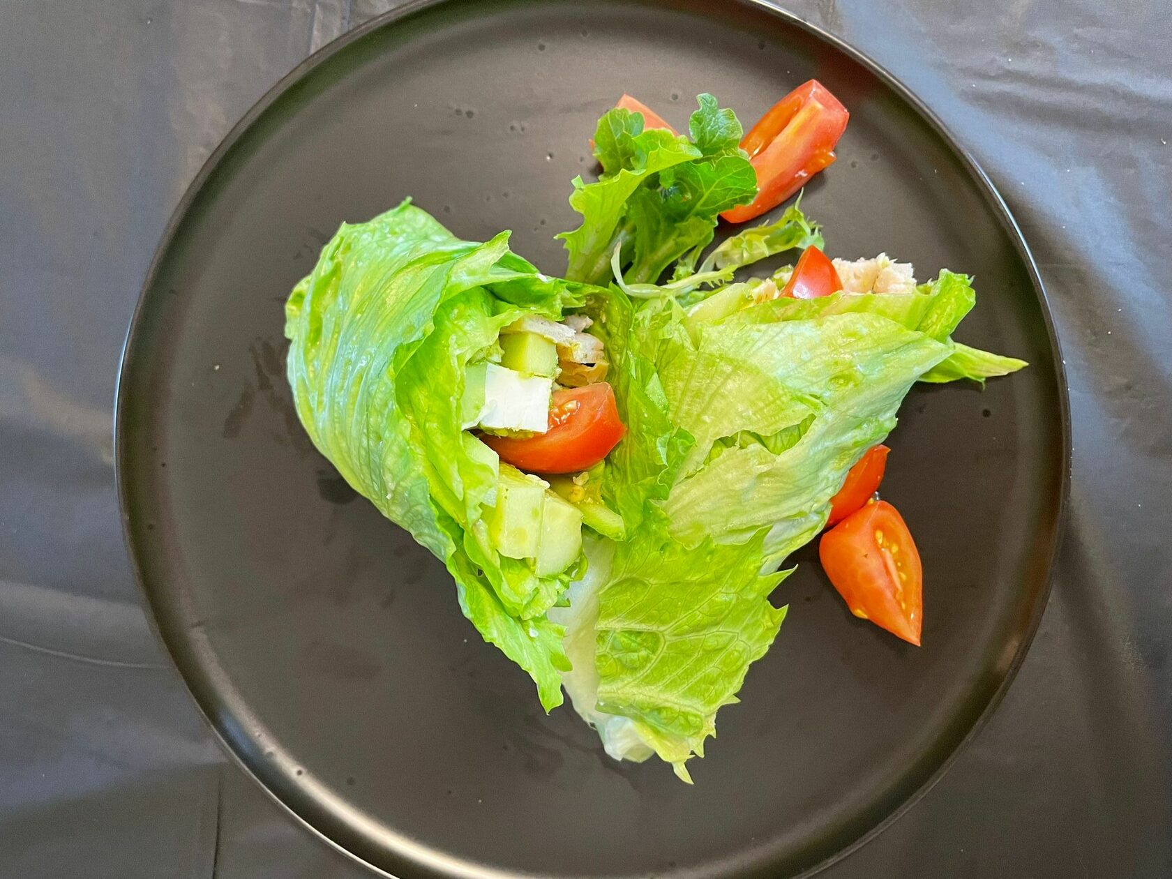 Iceberg lettuce roll<br>with avocado