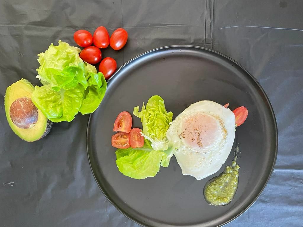 Benedic egg<br>with avocado and pesto sauce